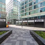 2 Bedroom 2 Bathroom Apartment - City Centre - Free Parking, Fast Wifi, Juliet Balcony And Smart Tv With Skytv And Netflix By Yoko Property