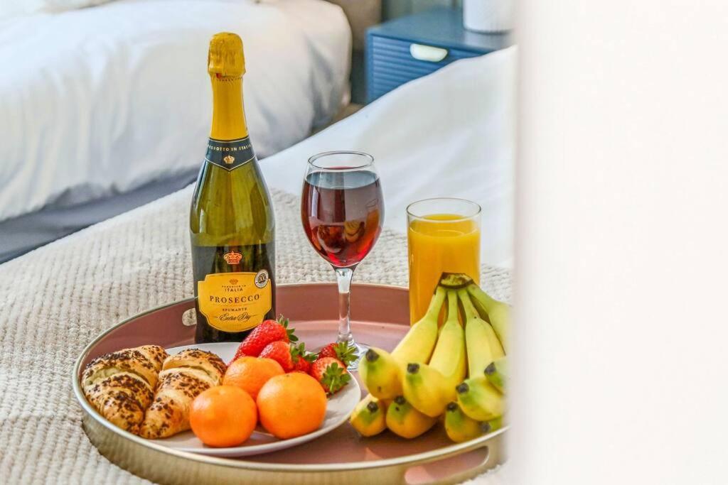 2 Bedroom 2 Bathroom - Centre - Free Parking, Fast Wifi, Juliet Balcony And Smart Tv With Skytv And Netflix By Yoko Apartment Milton Keynes