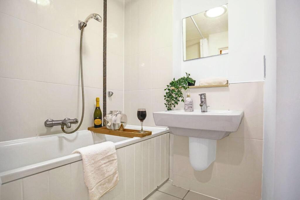 2 Bedroom 2 Bathroom - Centre - Free Parking, Fast Wifi, Juliet Balcony And Smart Tv With Skytv And Netflix By Yoko Apartment *