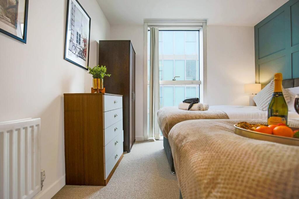 2 Bedroom 2 Bathroom - Centre - Free Parking, Fast Wifi, Juliet Balcony And Smart Tv With Skytv And Netflix By Yoko Milton Keynes