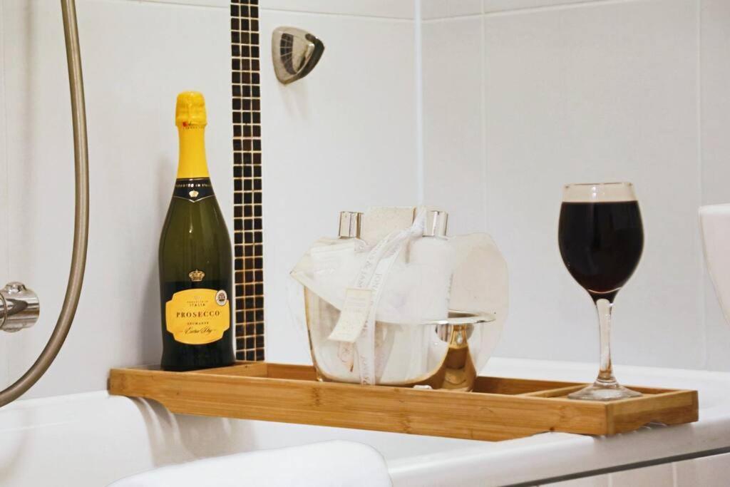 Apartment 2 Bedroom 2 Bathroom - Centre - Free Parking, Fast Wifi, Juliet Balcony And Smart Tv With Skytv And Netflix By Yoko Milton Keynes