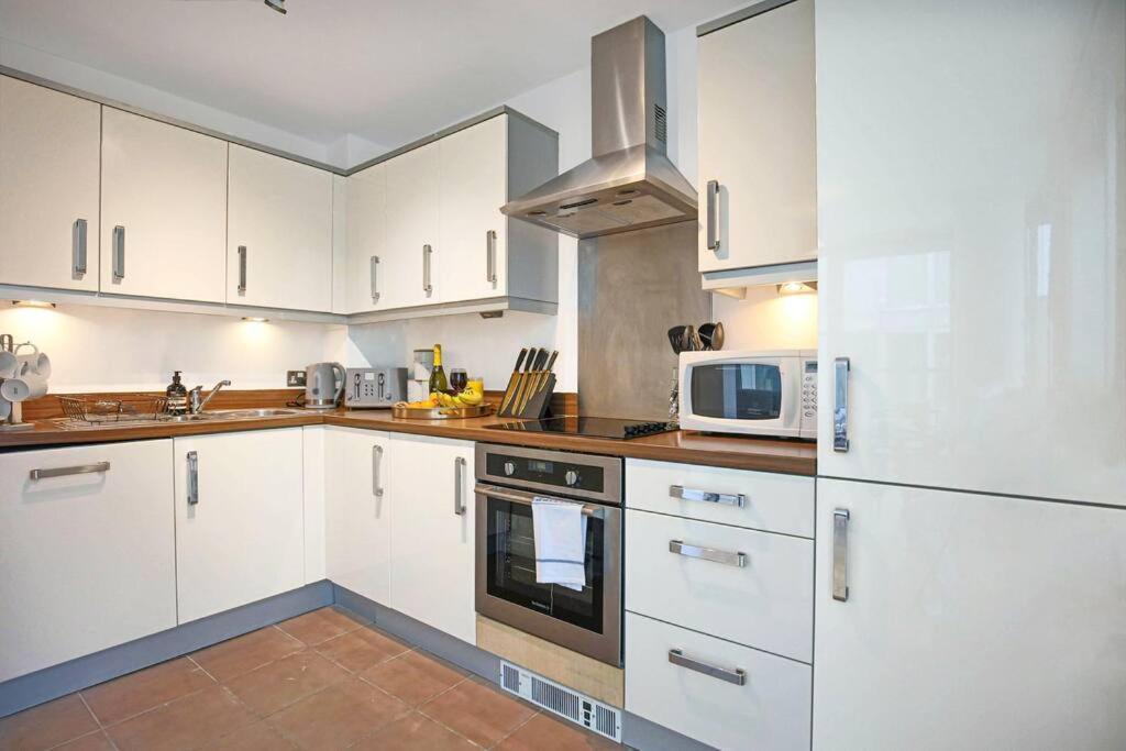 2 Bedroom 2 Bathroom - Centre - Free Parking, Fast Wifi, Juliet Balcony And Smart Tv With Skytv And Netflix By Yoko *