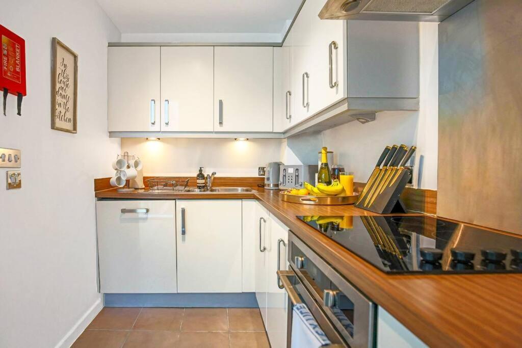 Apartment 2 Bedroom 2 Bathroom - Centre - Free Parking, Fast Wifi, Juliet Balcony And Smart Tv With Skytv And Netflix By Yoko Milton Keynes