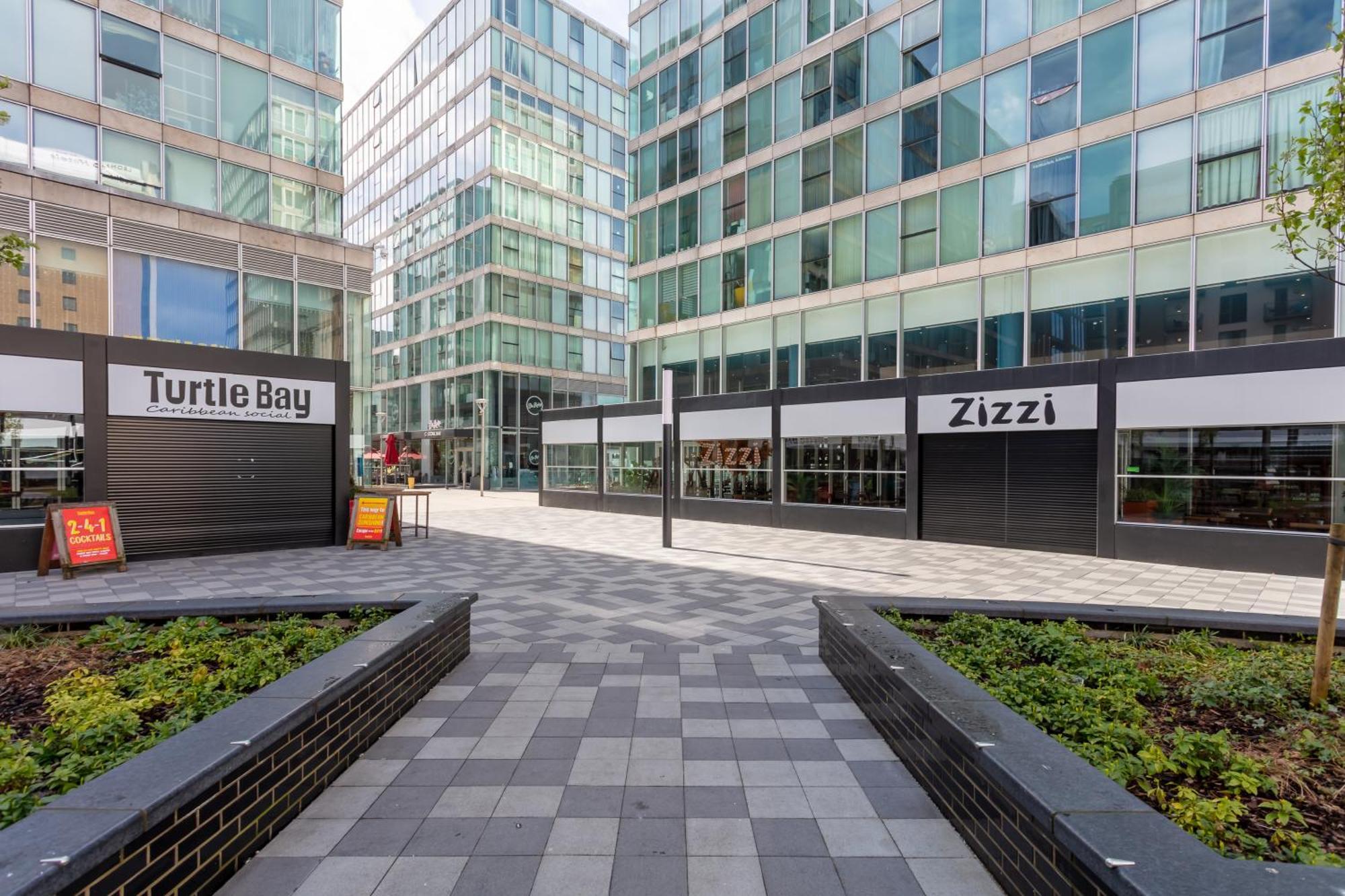 Apartment 2 Bedroom 2 Bathroom - Centre - Free Parking, Fast Wifi, Juliet Balcony And Smart Tv With Skytv And Netflix By Yoko Milton Keynes